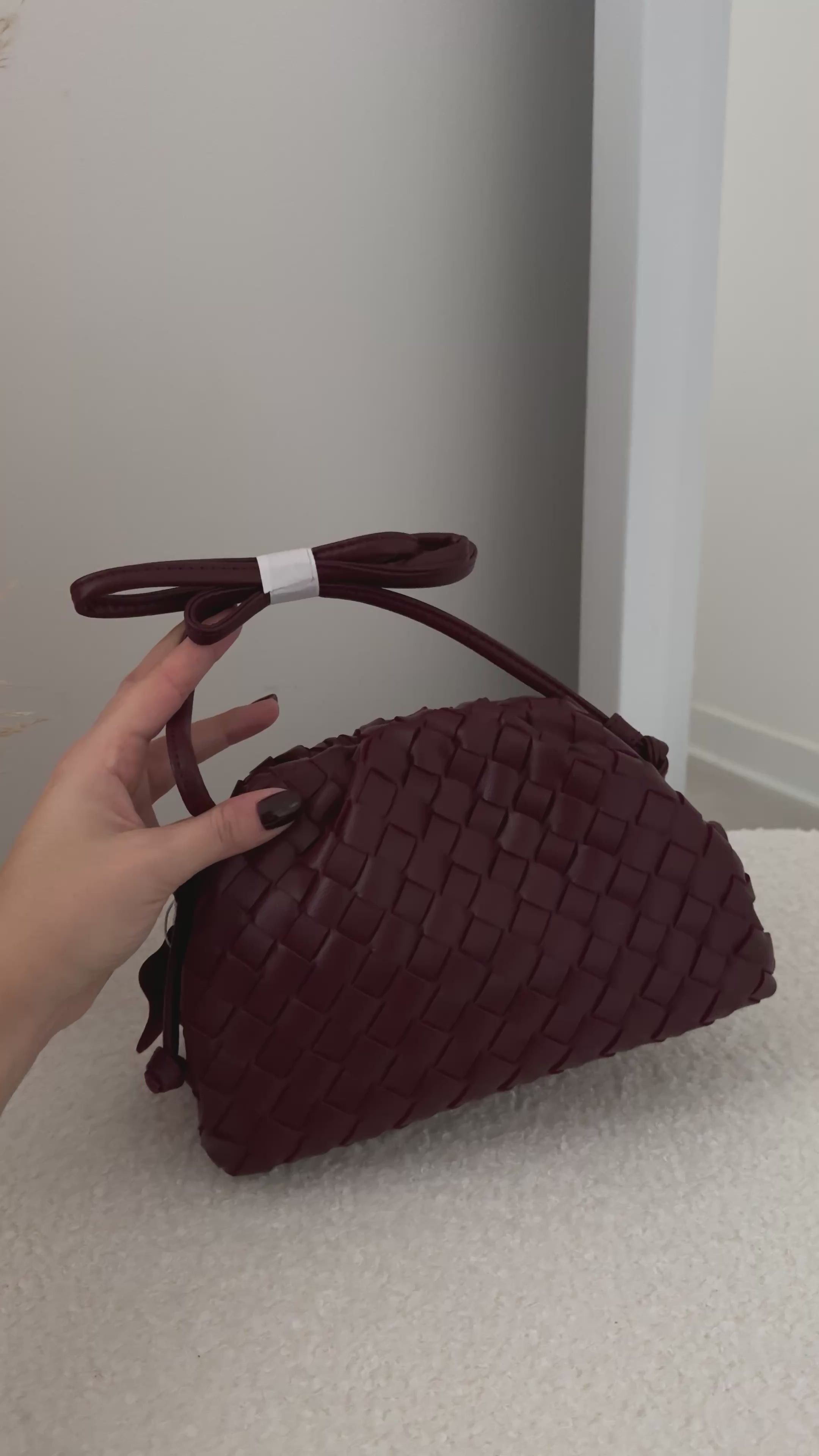 Carica video: Mini bag Gisele bordeaux